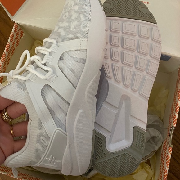 NWT Fabletics - Caheunga Performance Sneaker - Picture 3 of 4